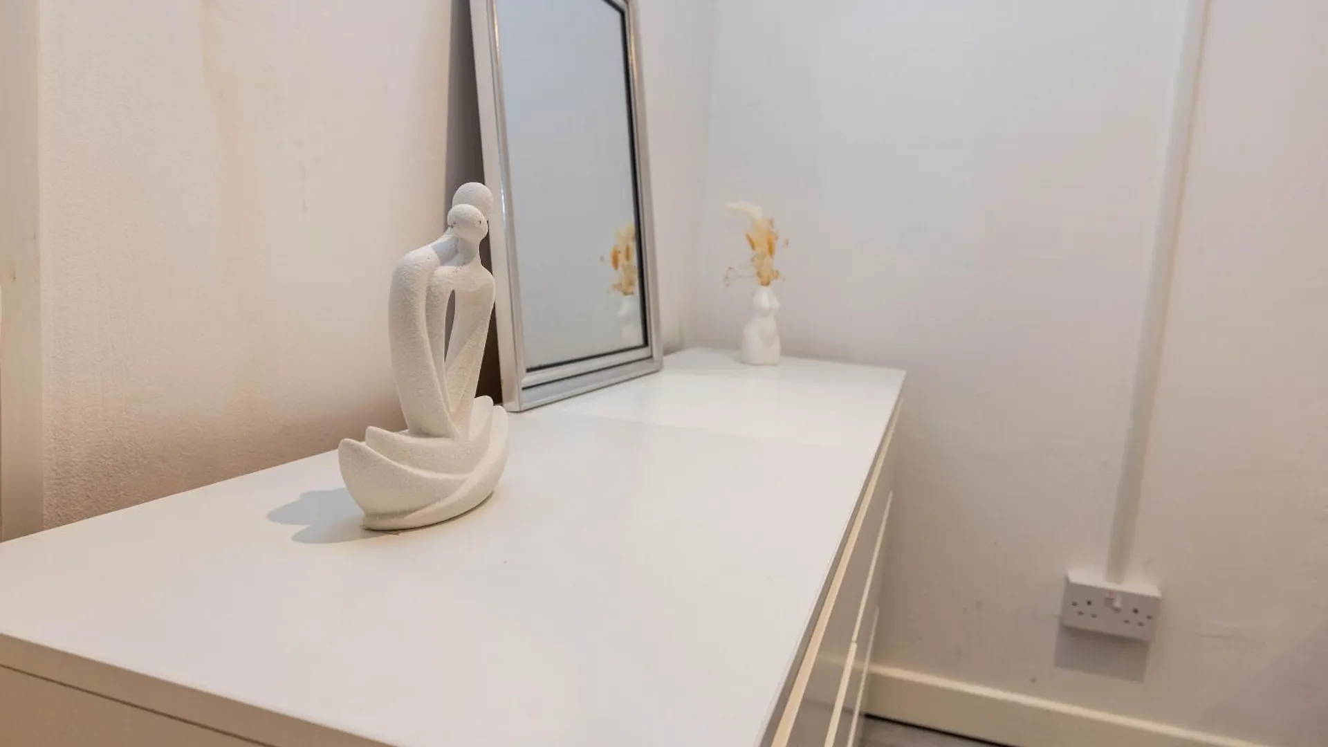 Sleeps4-Sofabed-Closetocity-Freeparking London Apartment