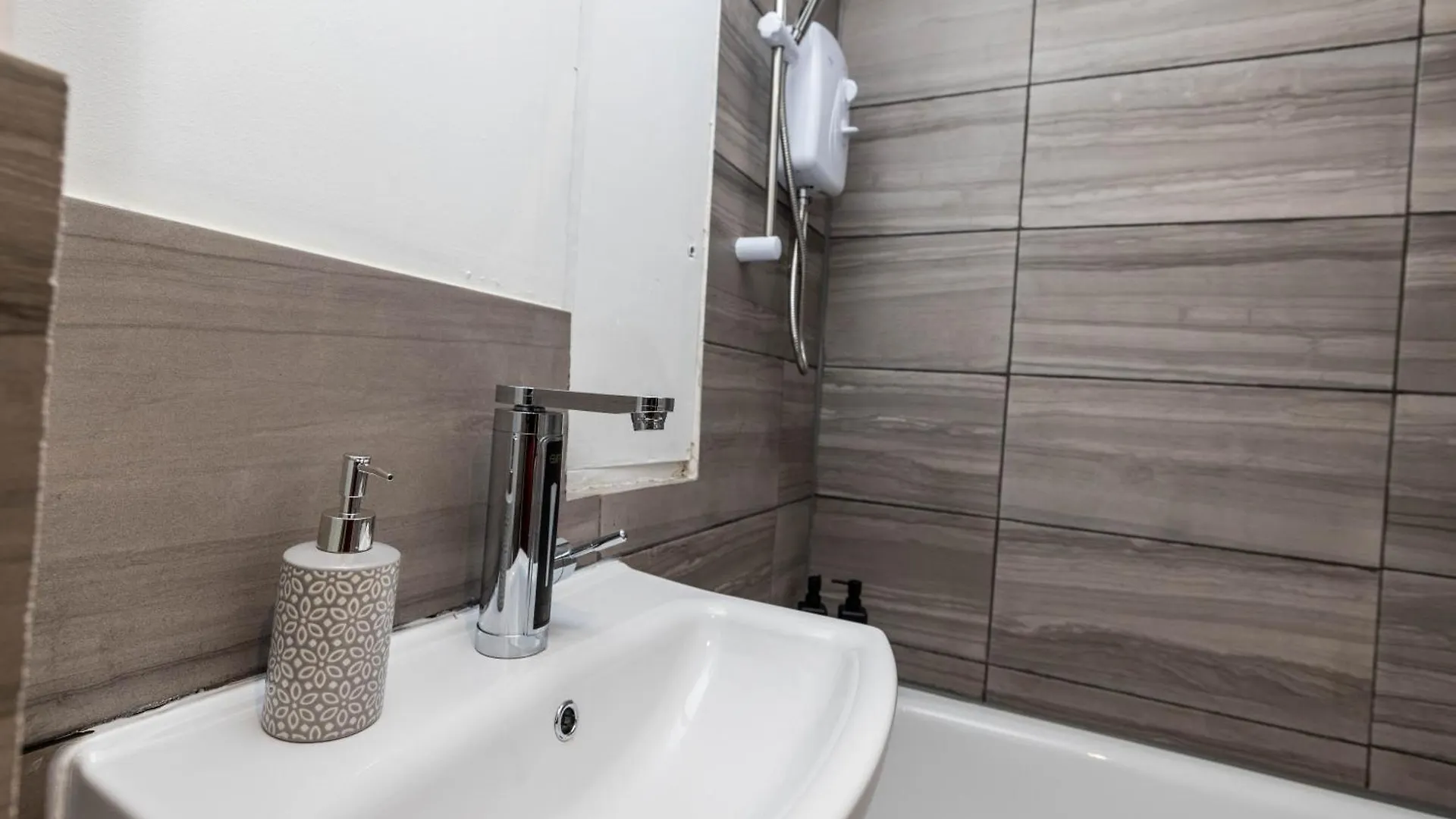 Sleeps4-Sofabed-Closetocity-Freeparking London 0*,  United Kingdom