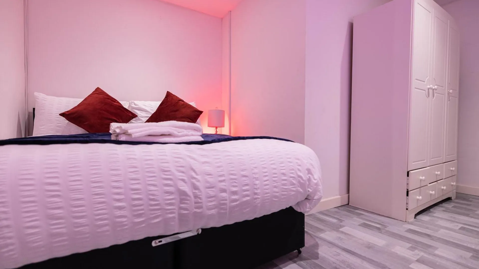 Sleeps4-Sofabed-Closetocity-Freeparking London United Kingdom